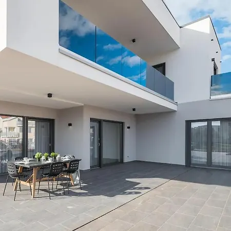 Laura Apartman *